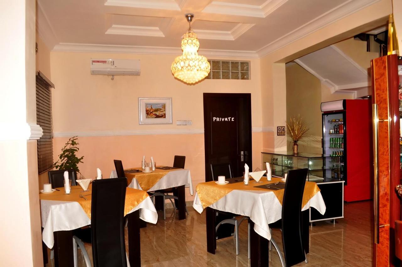 J Gibson 3* Lagos