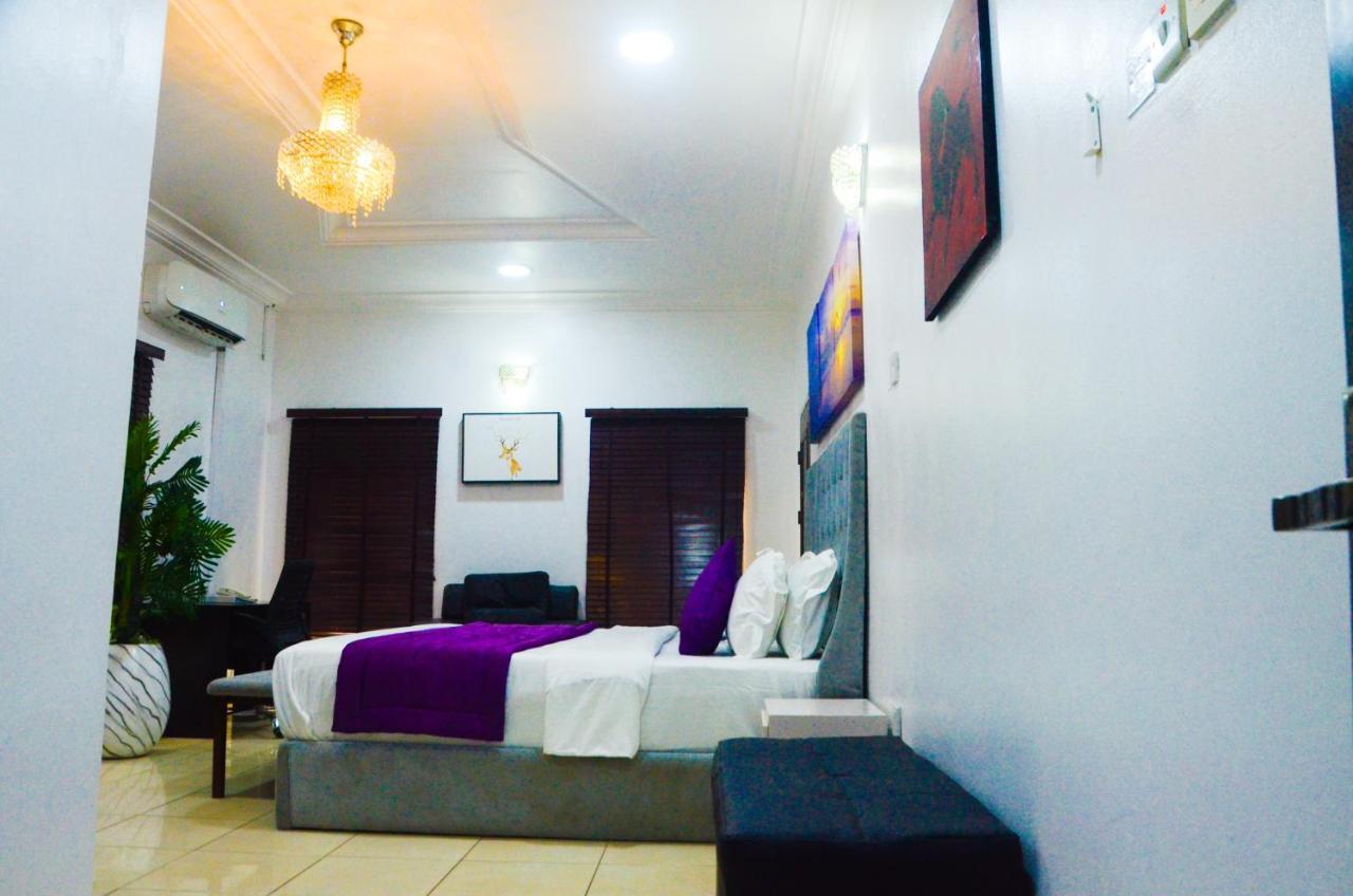 J Gibson 3* Lagos